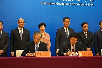Mr Shun Chi-ming (left front), Director of the Hong Kong Observatory, and Mr Zou Jianjun (right front), Acting Director-General of Guangdong Meteorological Bureau, signed the