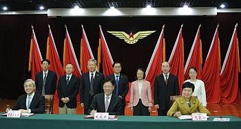 Director of the Hong Kong Observatory, Shun Chi-ming (left, front row); Deputy Administrator of the Civil Aviation Administration of China, Wang Zhiqing (centre, front row); and Deputy Administrator of the China Meteorological Administration, Jiao Meiyan (right, front row), signed a co-operation agreement on the joint establishment of the "Asian Aviation Meteorological Centre".