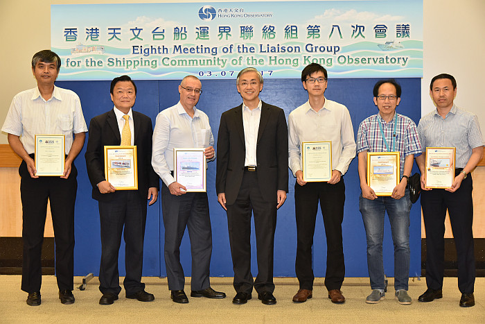 Director of the Hong Kong Observatory, Mr Shun Chi-ming (centred), presenting awards to the outstanding HKVOS in 2016