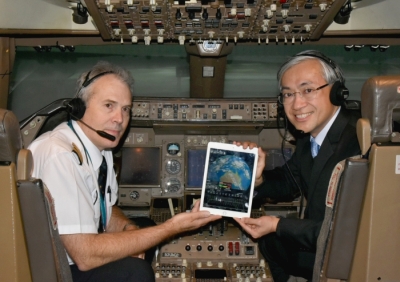 天文台台長岑智明（右）及國泰航空航務總經理Mark hoey 機長（左）在模擬駕駛艙內示範使用「我的航班天氣」應用程式。
