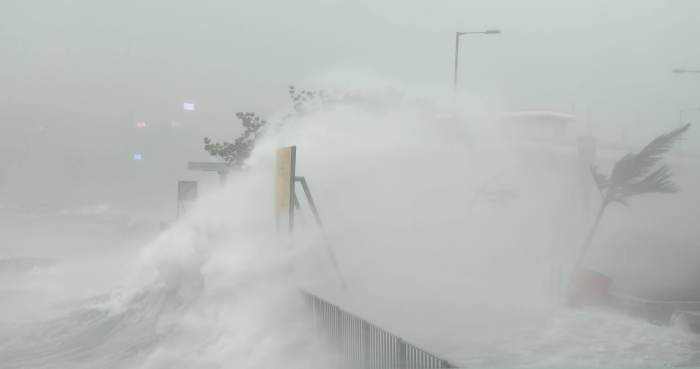 天鸽袭港期间，红磡码头巨浪拍岸。