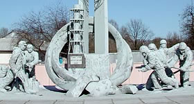一座紀念「清理人員」的紀念碑建立在切爾諾貝爾核電站附近 (來源: Petr Pavlicek/IAEA)
