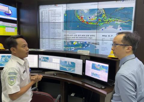 助理台長李立信(右) 聽取印尼氣象局地震監測及海嘯預警中心人員講解中心的運作。