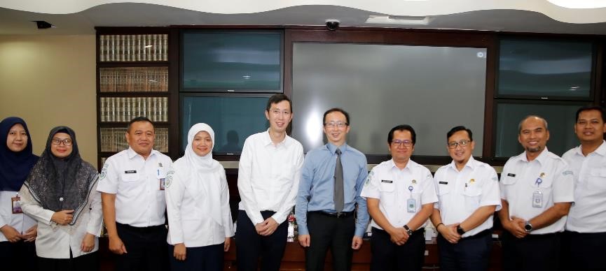 助理台長李立信(右五)及署理高級科學主任蔡振榮(左五)與印尼氣象局署理副局長(氣象) Andri Ramdhani (右三)、法律和組織局長Mohamad Muslihhuddin(右四)及其他代表會面。