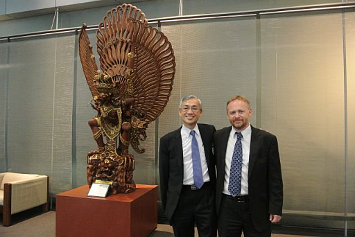 The President of the Commission for Aeronautical Meteorology of the World Meteorological Organization and the Director of the Hong Kong Observatory, Mr Shun Chi-ming (left), is pictured with the Vice President, Mr Ian Lisk (right), after the election