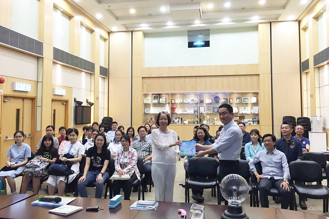 Miss Sharon Lau, Assistant Director of the Observatory (left in the front) exchanged souvenirs with HKACC representative.