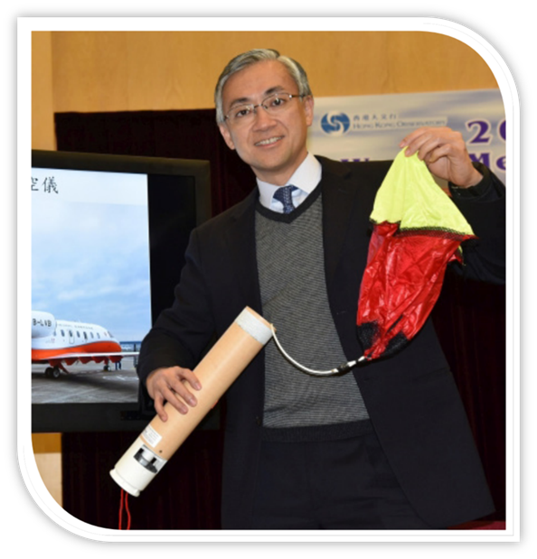 Director of the Hong Kong Observatory, Mr. Shun Chi-ming, introducing the dropsonde unit to the mass media.