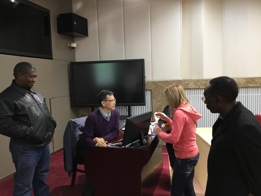 Mr. Li Luen-on (middle) having in-depth discussions with participants on their past experiences in SIGMETs the challenges they faced.