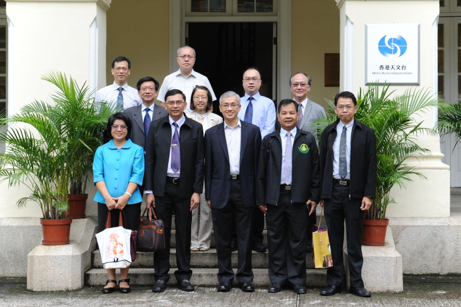 Mr. Burin Wechbunthung, Deputy Director-General for Operations of TMD (second from left of the front row), Mr. Phuwieng Prakhammintara, Director, Bureau of Aeronautical Meteorology of TMD (second from right of the front row) and other members of the delegate were greeted by the Mr. CM Shun, the Director of the Observatory (middle of the front row) during the visit.