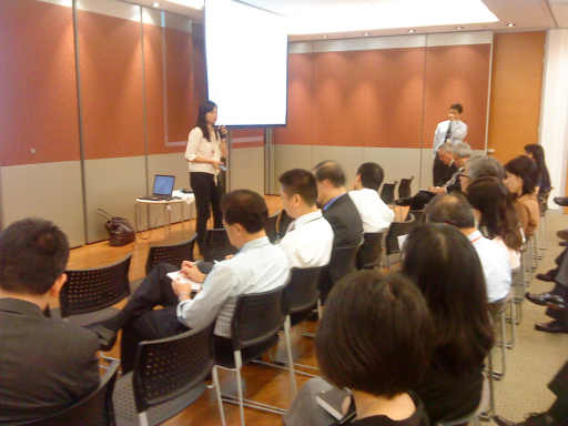 A representative of the Hong Kong Observatory conducting weather briefing to the airport community at the coordination meeting organised by the Airport Authority Hong Kong
