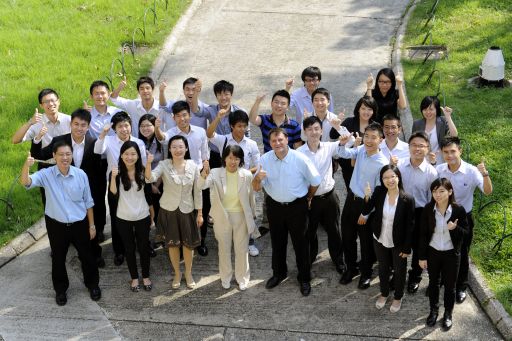 Participants and lecturers of the training course photographed with Captain Marcus De Santis (front row, third from right), Chief Pilot of Dragonair, and Ms Sharon Lau (front row, fourth from right), Assistant Director of the Hong Kong Observatory (Aviation Weather Services) at the Hong Kong Observatory headquarters