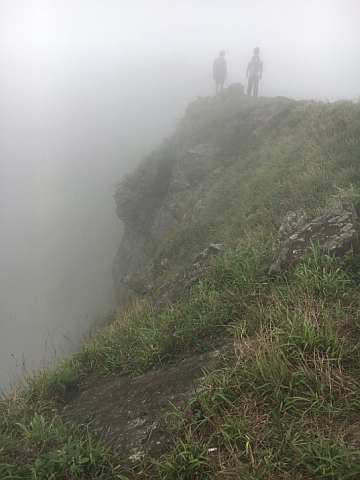 在有霧或薄霧的日子,遠足者會較難察覺身邊地勢的潛在危險。(筆者攝於大嶼山狗牙嶺附近)