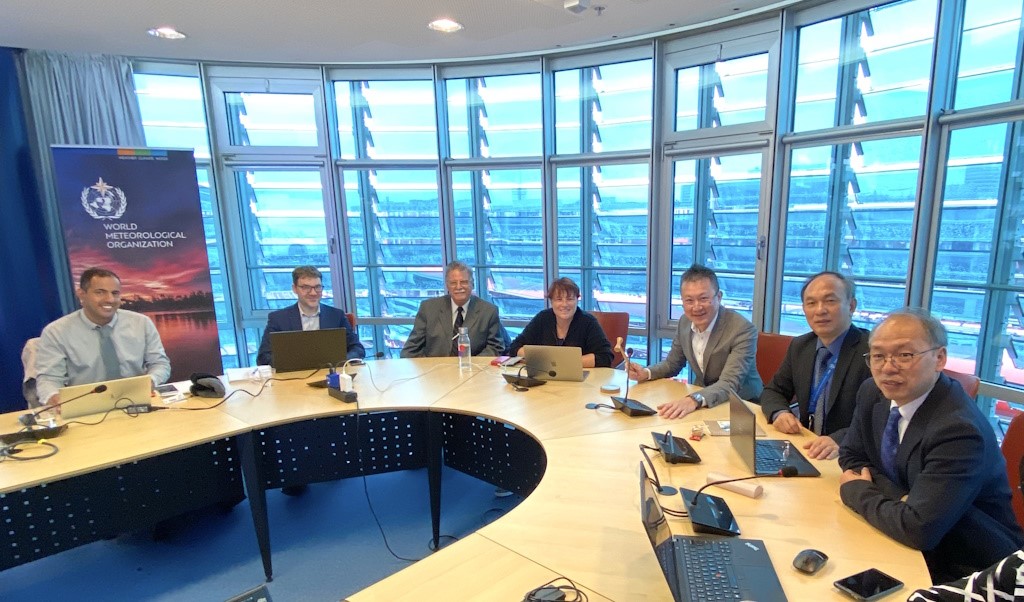 Mr Yeung Hon-yin (second from the left) with other expert team members in the WMO Headquarters lobby