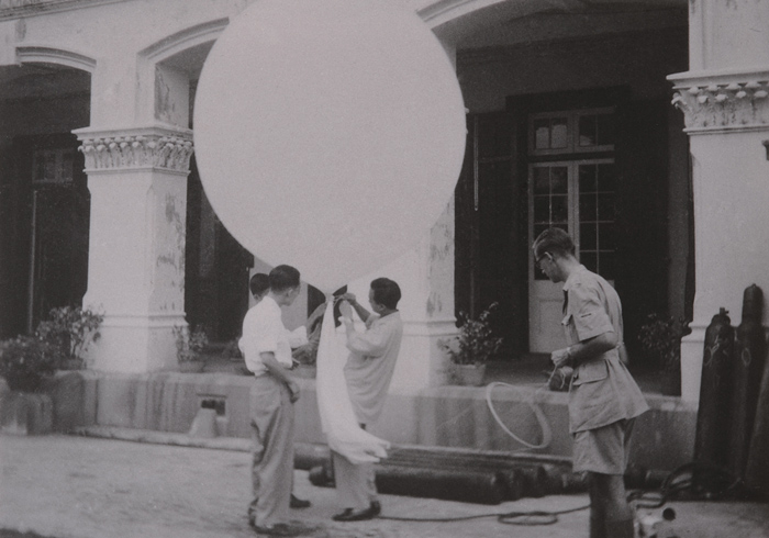 To release a weather balloon for upper-air sounding