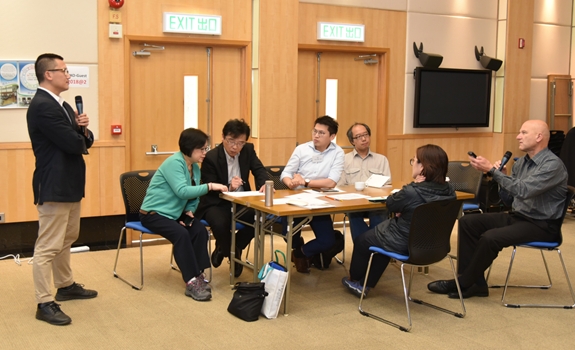 國際原子能機構及日本原子能機構的專家與工作坊參加者進行核應急響應桌面演練。