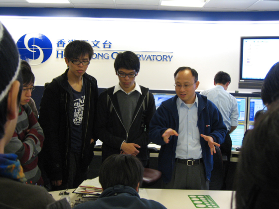 Dr. Lee Tsz-cheung (1st right) explaining the work of the weather forecaster to students of the Hong Kong Polytechnic University