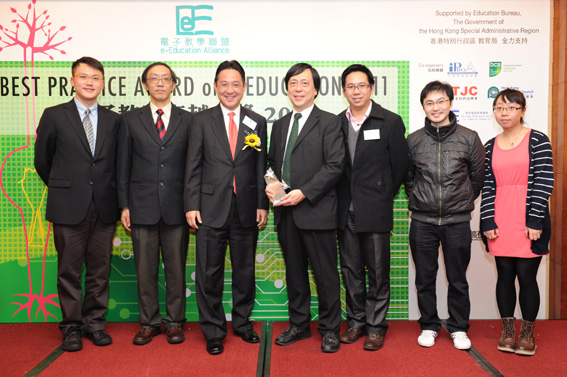 Mr Edwin Lai (centred), Acting Assistant Director of the Observatory, and the Co-WIN team taking picture with Mr Kenneth Chen (third from left), Under Secretary for Education, and Mr Gary Yeung (third from right), the Founding Chairman of the Executive Committee of e-Education Alliance, after the ceremony.