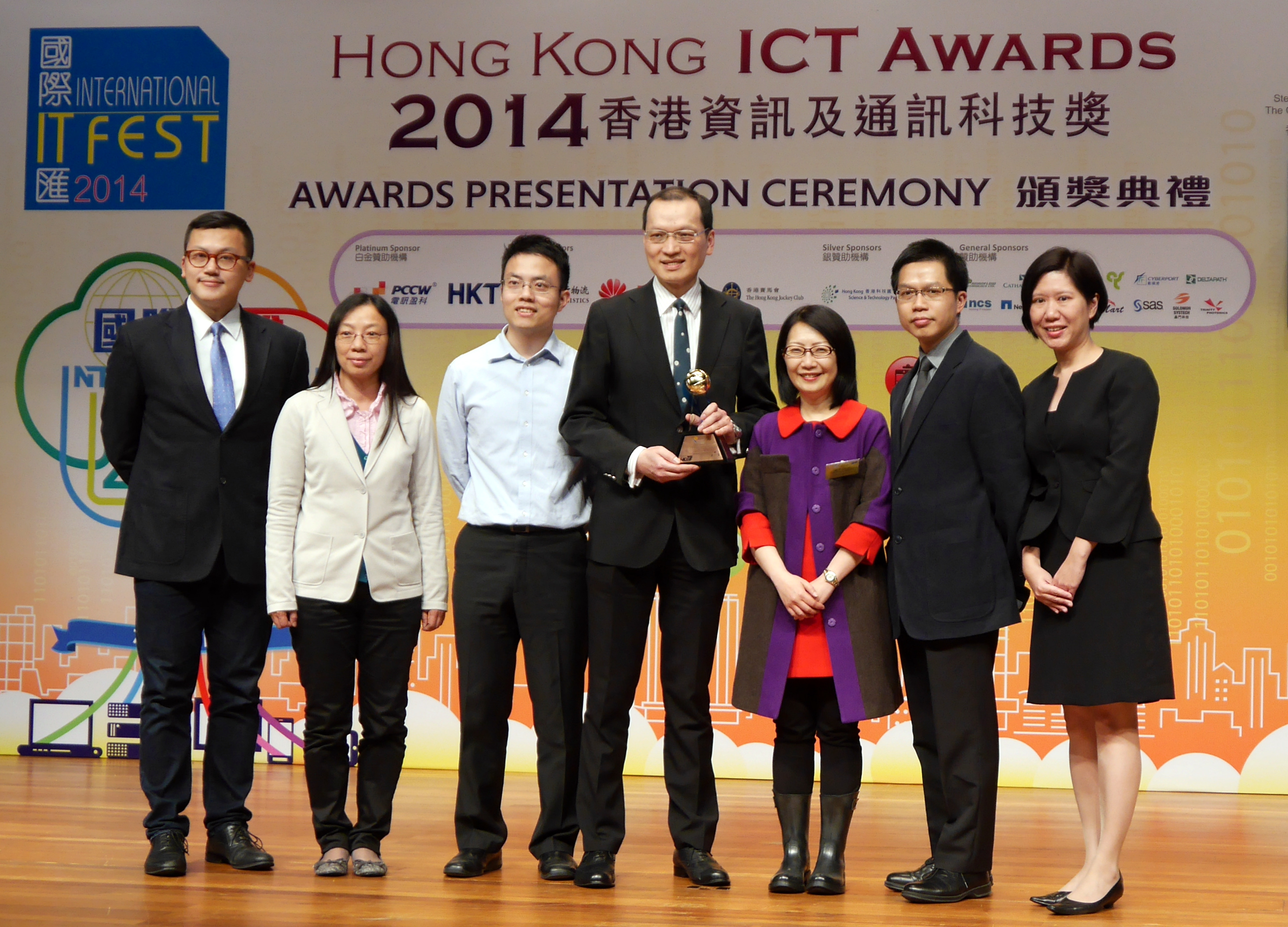 Chief Executive Officer of Junior Achievement Hong Kong, Ms. Vivian Lau (third from right), presented the award to the project team of the “Weather Services on GIS” including Mr. Ma Wai-man, Senior Scientific Officer (fourth from left) and Mr. Wong Wai-kin, Acting Senior Scientific Officer (second from right).