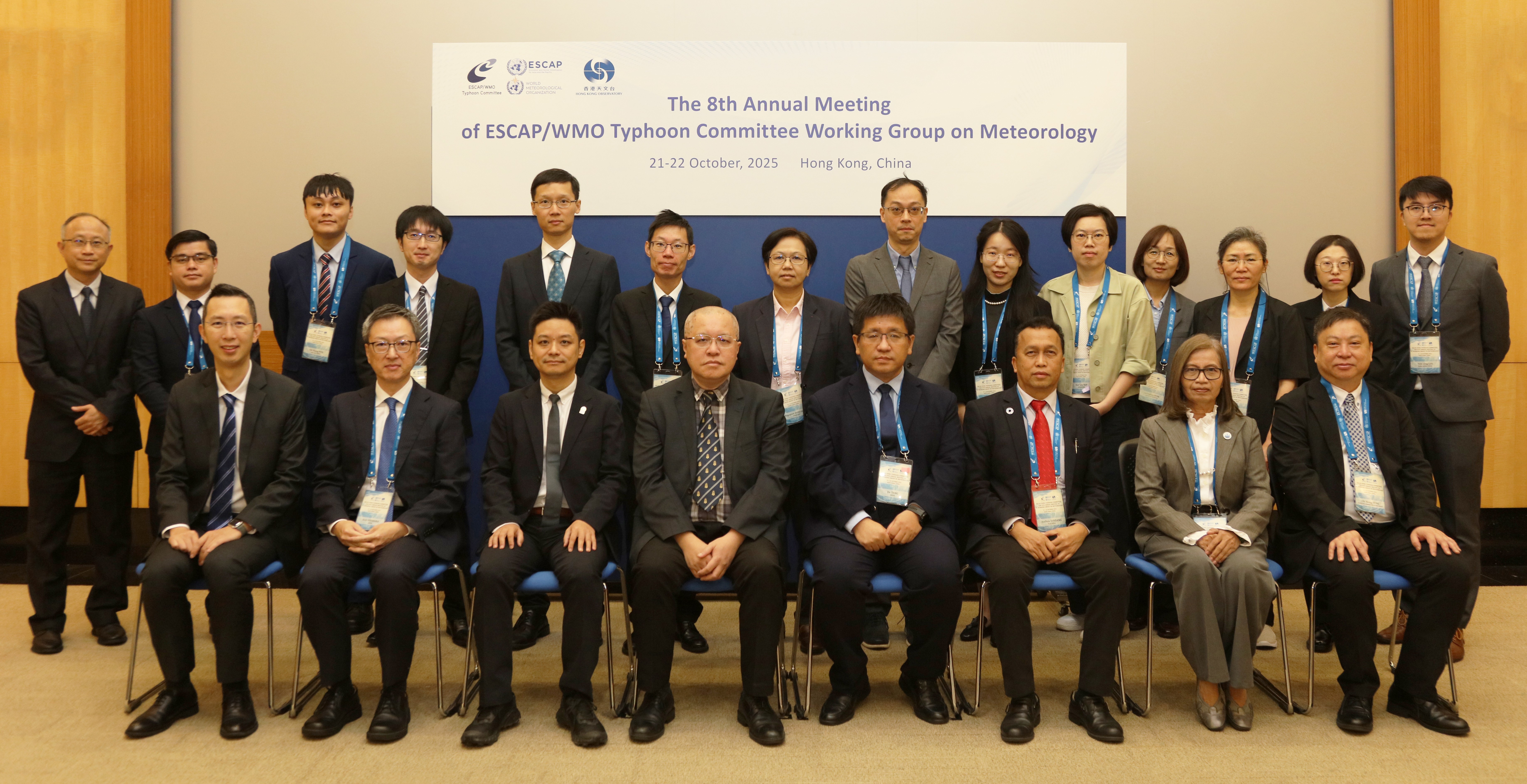 天文台台長陳栢緯博士（前排左四）及颱風委員會氣象工作組主席湯傑博士（前排右四）和與會者合照。