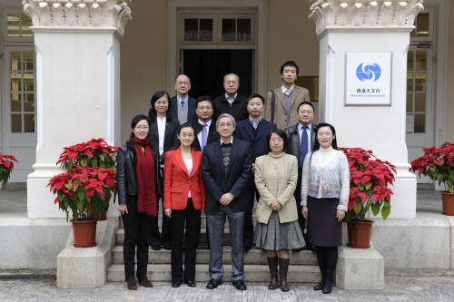 Mr. C.M. SHUN, Director of the Hong Kong Observatory (middle at front row) photographed with the delegates from CAAC as led by Ms. WU Juan, Deputy Director of Meteorology Division, Southwest Regional ATMB (second from the left at the front row).