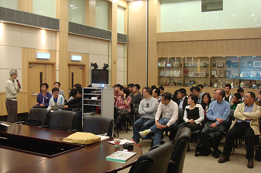 Experience Aviation Weather Forecaster Mr CF Wong explained aviation meteorology to the participants of the Hong Kong Air Cadet Corps