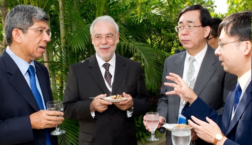 From left to right: Dr. Yaacob Ibrahim (Minister for the Environment and Water Resources of Singapore), Mr. Olavo Rasquinho (Secretary of the Typhoon Committee), Dr. Tokiyoshi Toya (WMO Representative) and Dr. B.Y. Lee (Director of the Hong Kong Observatory).