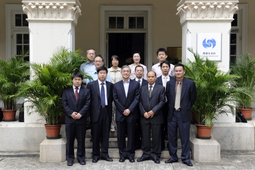 Mr. C.M. SHUN, Director of the Hong Kong Observatory (middle at front row) photographed with the delegates from CAAC (front row and the row behind) as led by Mr. DENG Ming-guang (second from the right at the front row).