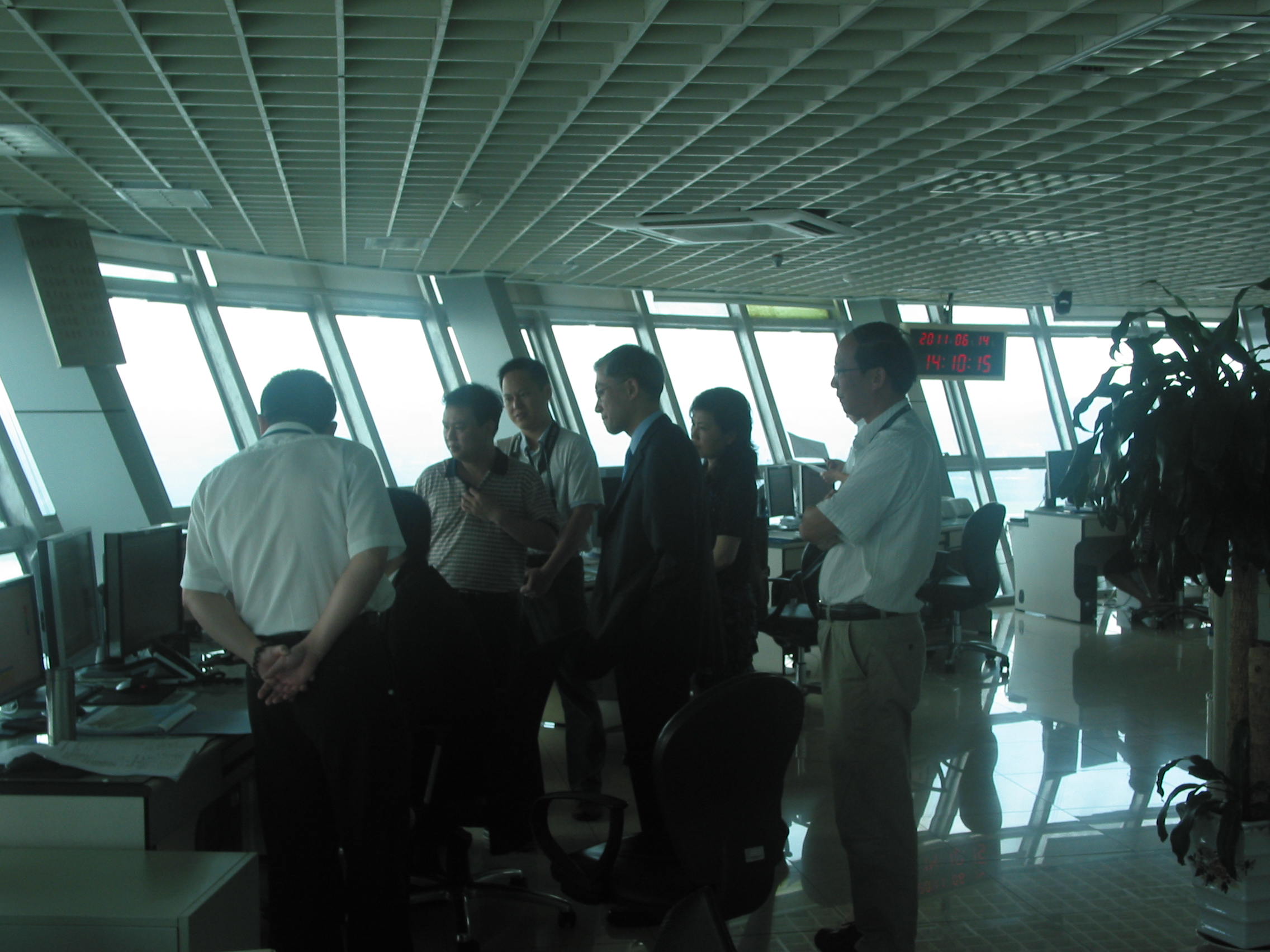 Mr. Shun (fourth from right) shared experience with Mr. Chen (first from right) and colleagues at the Meteorological Centre