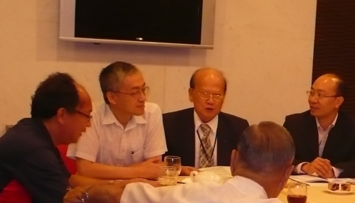 Mr Shun Chi-ming, Assistant Director (second on the left) and Mr. KEUNG Yin-man, Chairman of the Hong Kong Fishery Alliance (third on the left) discussing in the meeting.