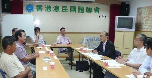 Mr Shun Chi-ming, Assistant Director (second on the right) and Mr CHEUNG Siu-keung, Chairman of the Hong Kong Fishermen Consortium (second on the left) discussing in the meeting.