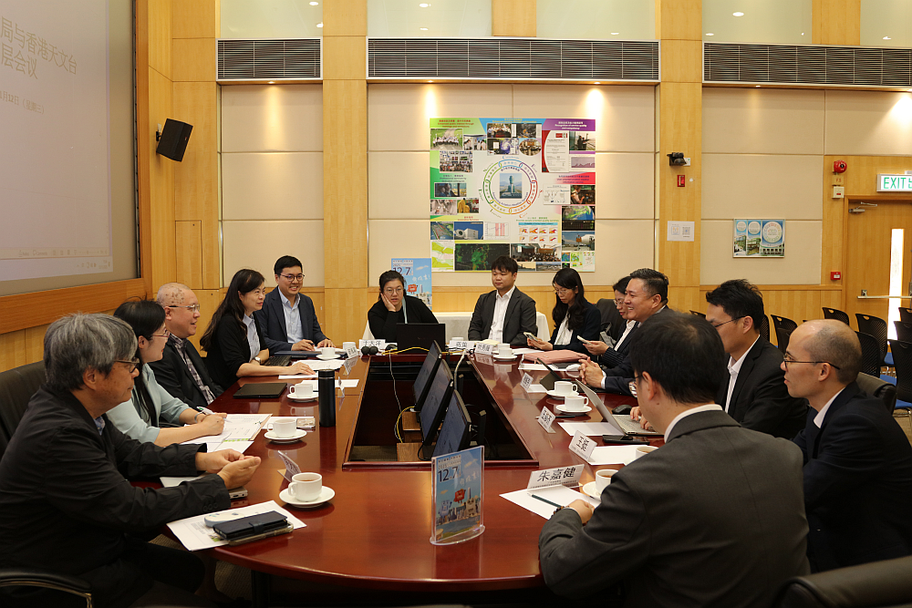 2025年11月12日香港天文台台長陳栢緯博士（左三）和廣東省地震局局長楊震宇博士（右四）與其他相關人員舉行高層會議。