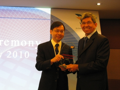 Dr. B.Y. Lee (left), Director of the Hong Kong Observatory, receiving the Dr. Roman L. Kintanar Award from Dr. Yaacob Ibrahim, Minister for the Environment and Water Resources of Singapore, during the Typhoon Committee 42nd Session Opening Ceremony.