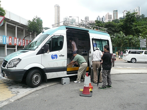The Observatory's techincal staff were collecting the radiosonde wind data via a processing unit installed in the survey vehicle outside the Hong Kong Stadium.