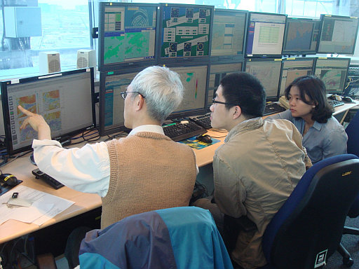 Observatory's experienced Aviation Weather Forecaster Mr CF Wong (left) explained how they provide weather forecast for the Hong Kong International Airport to the forecasters from the Shanghai Meteorological Bureau