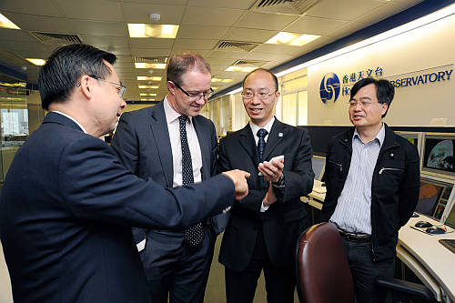 Dr BY Lee (1st left), Director of the Hong Kong Observatory, and his colleagues introducing the mobile app 