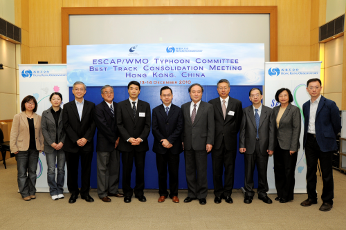 Dr. Lee Boon-ying, Director of the Hong Kong Observatory (centre), Mr. Koji Kuroiwa of World Meteorological Organization (fifth from right), Mr. Derek Leong of Typhoon Committee Secretariat (4th from right) and the participants at the opening ceremony of the Best Track Consolidation Meeting