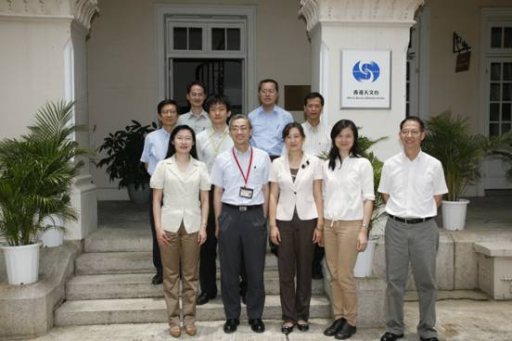 Ms. Zhao Surong (middle, first row) taking a photo with Mr. C.M. Shun, Assistant Director of the Observatory (second left, first row) and his colleagues