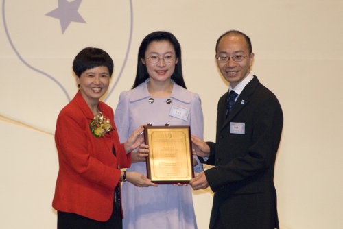 Observatory's representatives receive the Merit Award from the Secretary for the Civil Service Ms Denise Yue (From left : Denise Yue, Secretary for the Civil Service, Sandy Song, Senior Scientific Officer/HKO and Lee Kwok-lun, Scientific Officer/HKO)