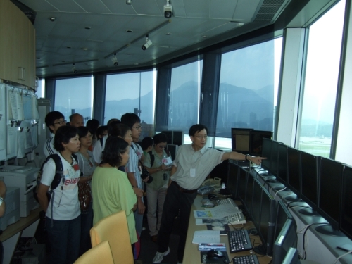 Dr Li Ping-wah (right) introducing the work of the Airport Meteorological Office to 'Friends of the Observatory' members.