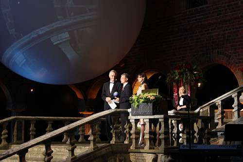 Dr CM Tam, Senior Scientific Officer of the HKO (second to the left) received the Environment category trophy of the Stockholm Challenge at the Stockholm City Hall
