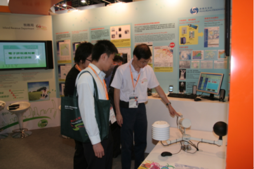 Observatory staff explaining the Heat Stress Monitoring System in the Expo