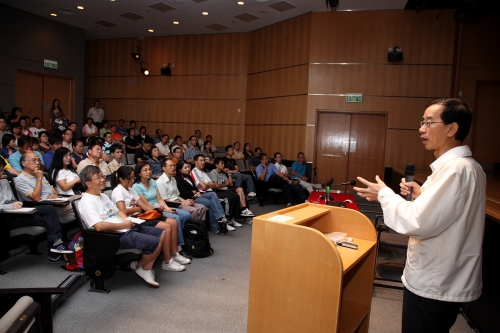 The Director Mr Lam Chiu-ying introducing the evolution of the Observatory to the audience