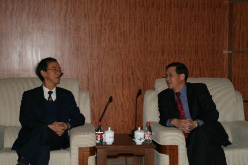 The Director Mr. C.Y. Lam (left) and the Deputy Director-General of ATMB, CAAC Mr. Zhou Yizhou reviewed the cooperation between the Observatory and CAAC, and discussed the outlook for the future.