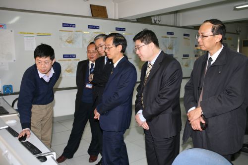 The Director and Deputy Director of the Meteorological Division of ATMB, Messrs Chen Bao (second from the right) and Xu Jianliang (second from the left) accompanied Messrs C.Y. Lam (third from the right) and C.M. Shun (third from the left) to visit the North China Regional ATMB Meteorological Centre, and received a briefing on the operations by the forecaster-in-charge.