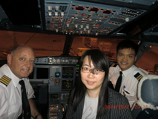 Ms. Sara Wong (middle), an aviation forecaster of the Observatory, taking a photo with Captain Craig Phillis (left) and First Officer Kenneth Mak (right) of the Hong Kong Dragon Airlines in the cockpit during the familiarization flight