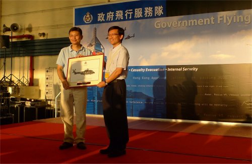 Observatory's Dr PW Li (right) received a souvenir from Captain Michael Chan, Controller of GFS.