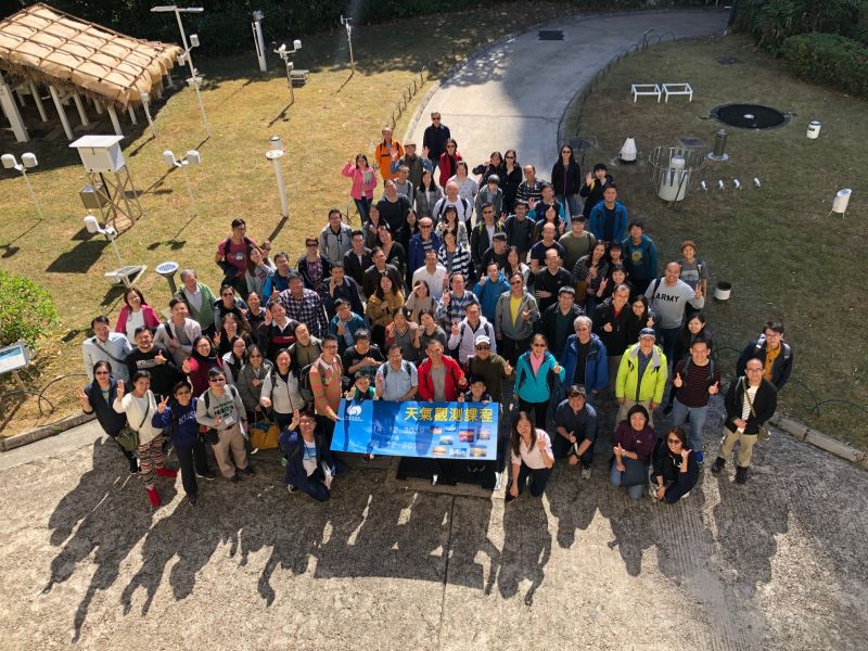 Group photo of the participants and instructors of the Public Course on Weather Observation