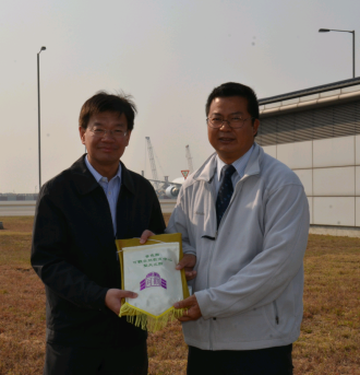 The Principal Micah Kwok (right) presented a souvenir to Mr Sham Fu-cheung of the Observatory