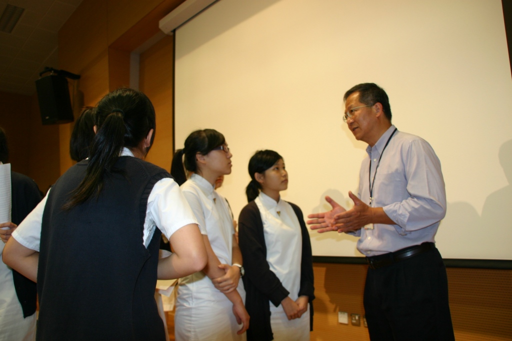 An active discussion with the students after the talk