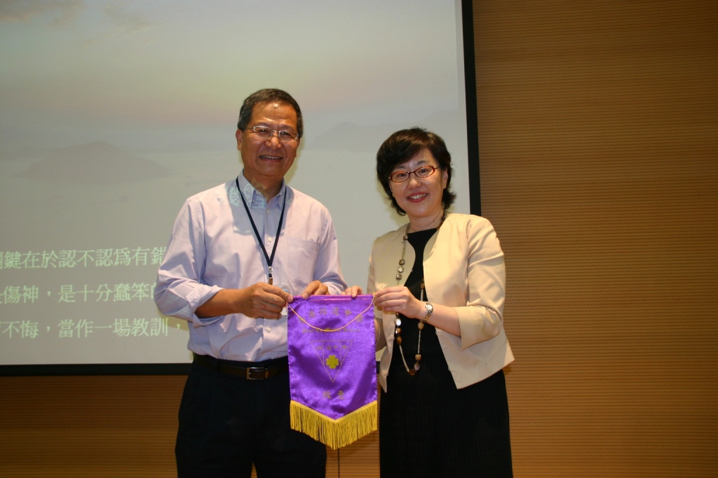 The Principal of Pooi To Middle School, Ms. Enian Tsang, presenting a souvenir to Mr. Leung Wing-mo